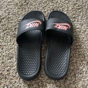 black and pink nike slides